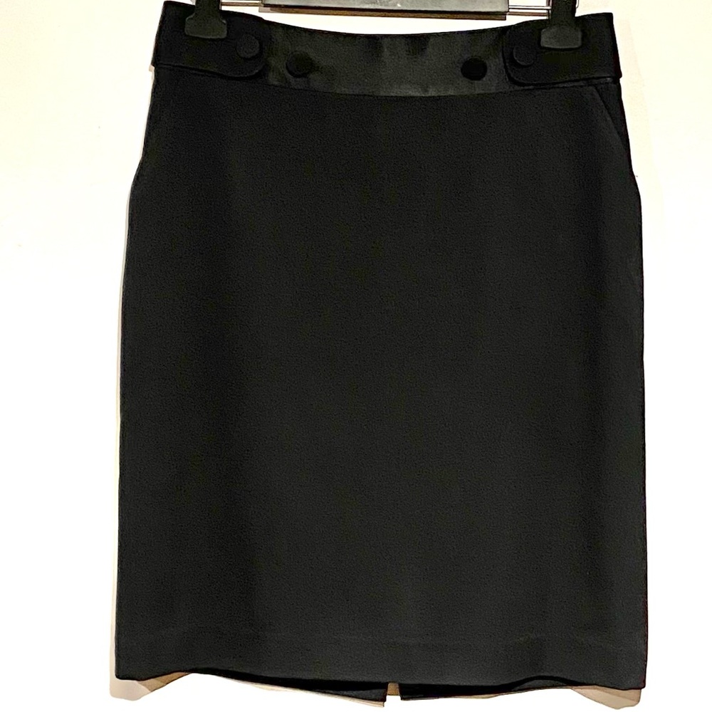 Size 4 Banana Republic skirt with satin waistband and accent buttons.